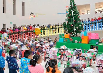 Reyes Magos llenan de alegría las casas de asistencia del Sedif