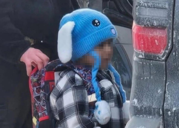 Ordenan liberación de centro de detención de Liam y su padre