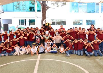 Luchadores poblanos consienten a infancias y juventudes del Sedif