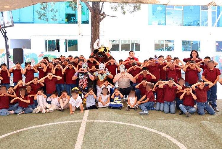Luchadores poblanos consienten a infancias y juventudes del Sedif