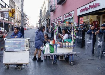 VIDEO: Municipales evitan instalación de ambulantes en la 2 Oriente y 5 de Mayo
