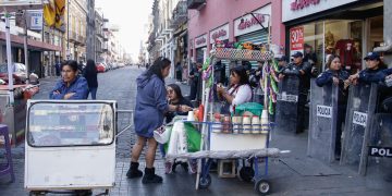 VIDEO: Municipales evitan instalación de ambulantes en la 2 Oriente y 5 de Mayo