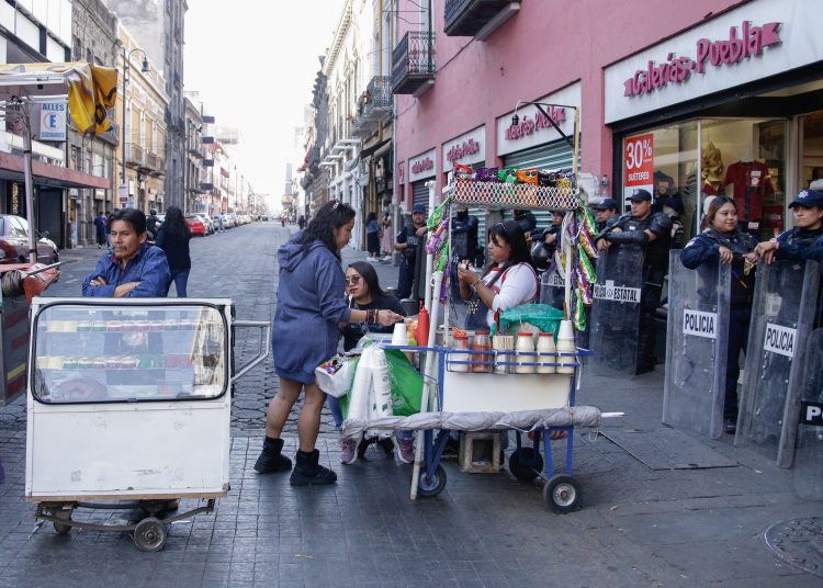 VIDEO: Municipales evitan instalación de ambulantes en la 2 Oriente y 5 de Mayo