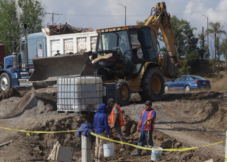 Construcción continúa en terreno negativo