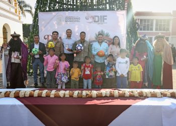 Omar Muñoz encabeza tradicional partida de “rosca de Reyes” en la cabecera municipal