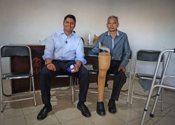 Omar Muñoz entrega prótesis de pierna a un adulto mayor