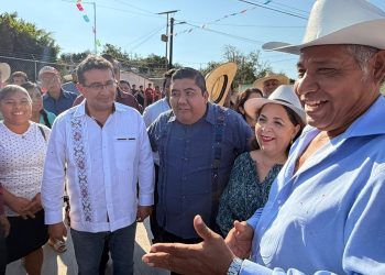 Pável Gaspar inaugura vialidad en Tecomatlán