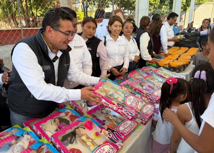 Pavel Gaspar lleva alegría a los niños de Amatitlán de Azueta