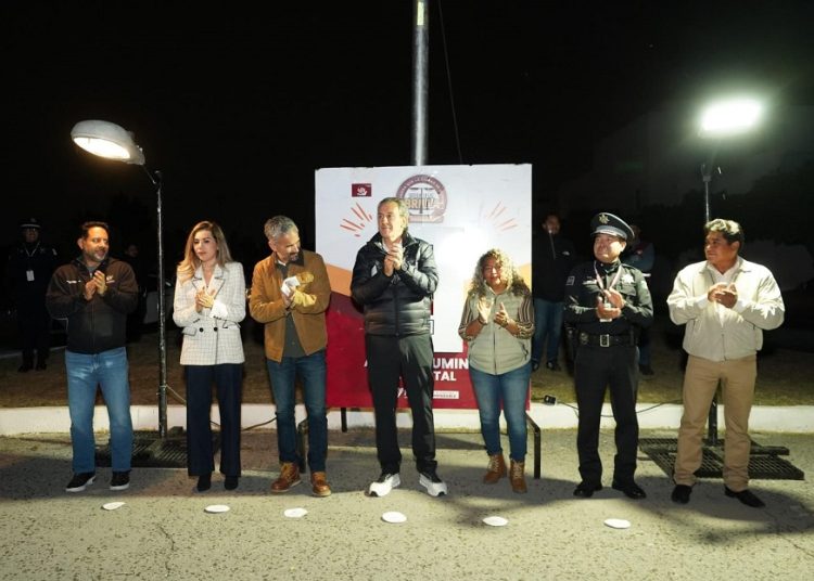 Pepe Chedraui inaugura 201 luminarias led en Jardines de Santa Rosa