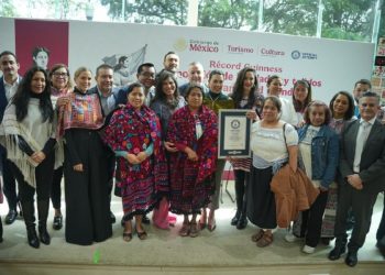 Artesanas poblanas contribuyen al Récord Guinness de bordados más grande del mundo