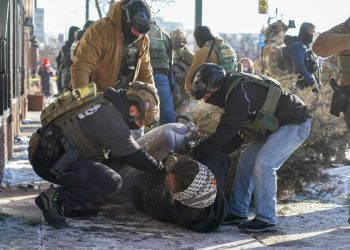 Jueza permite que continúen redadas migratorias de Trump en Minnesota