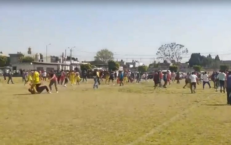 Riña en final de la Liga Benito Juárez Puebla deja heridos y robos