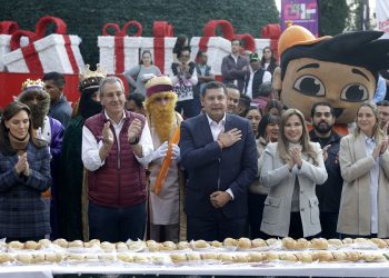 Puebla hace historia con la rosca de Reyes más grande del mundo