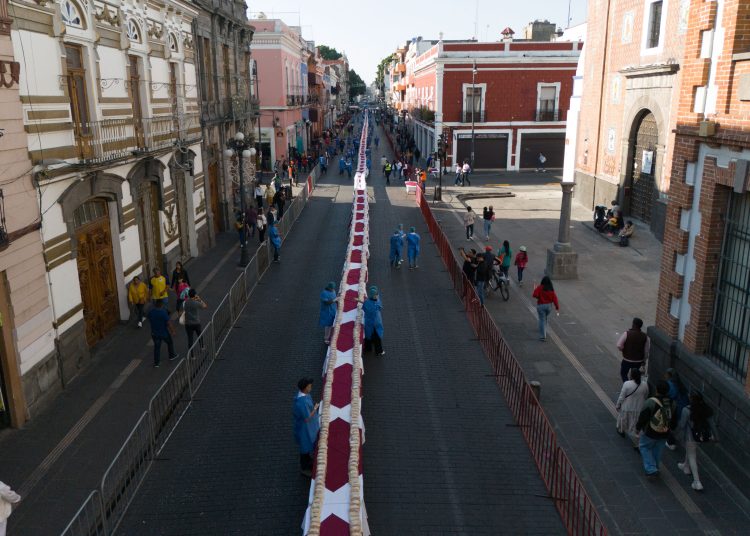 Puebla entra al libro de récord Guinness, elabora la rosca más grande del mundo