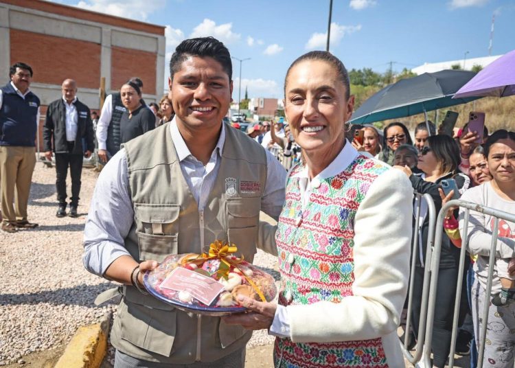 Omar Muñoz acompaña a la presidenta Claudia Sheinbaum en supervisión de obra