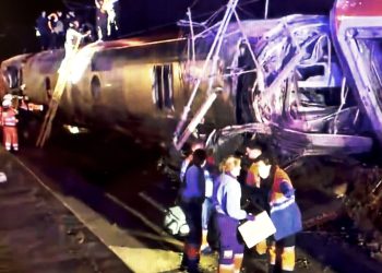 Suben a 10 los muertos por el descarrilamiento de dos trenes en España