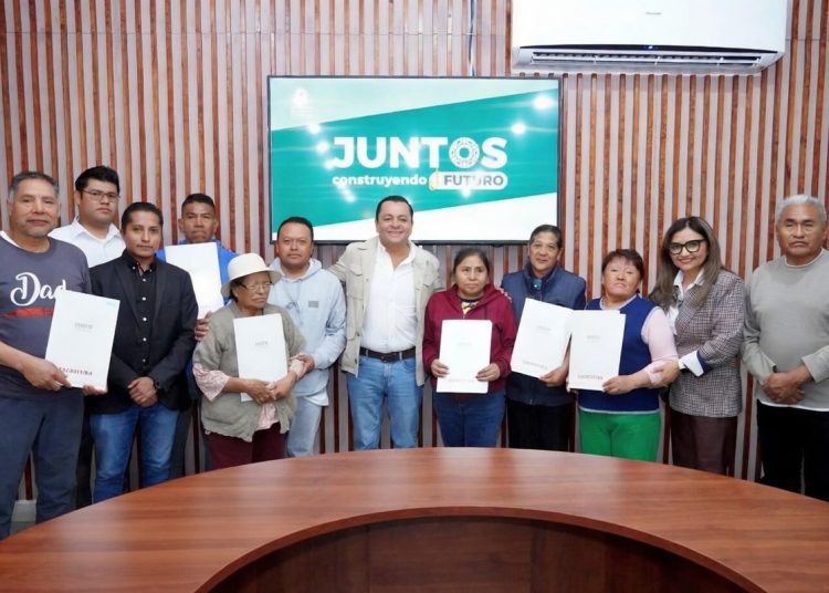 Juan Manuel Alonso y el INSUS entregan escrituras en Texmelucan