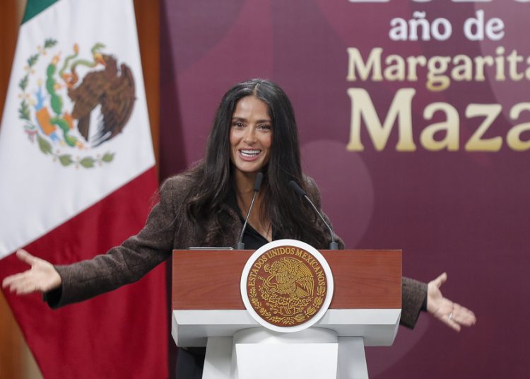 Debemos contar historias que nos representen: Salma Hayek