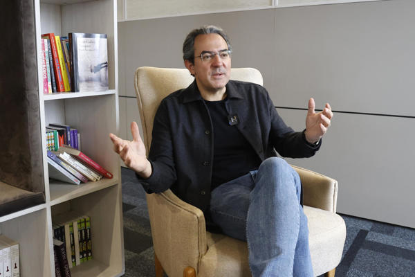 Juan Gabriel Vásquez: opinión es resistencia ante la desinformación