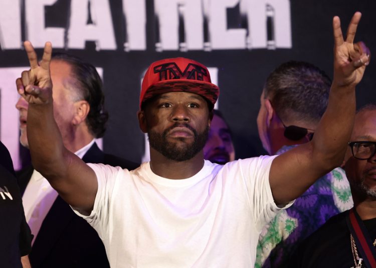 Floyd Mayweather, con casi 49 años, anuncia su regreso