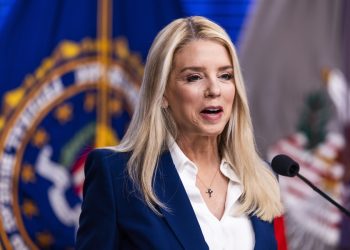 Trump elogia a su fiscal general por defenderlo en audiencia sobre Epstein