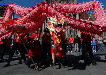 Dragones y leones dan la bienvenida al Año Nuevo chino
