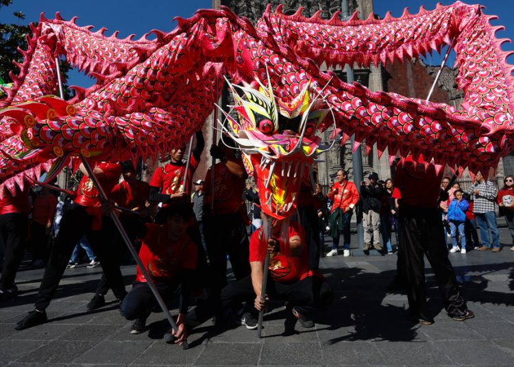 Dragones y leones dan la bienvenida al Año Nuevo chino
