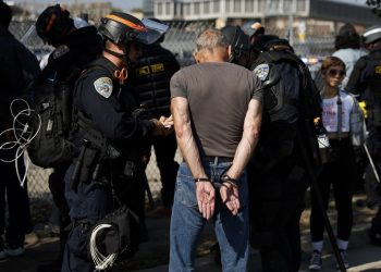 Juez de EE.UU. prohíbe a ICE utilizar datos tributarios para localizar inmigrantes
