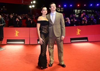 Dua Lipa con Callum Turner en la alfombra roja de ‘Rosebush Pruning’
