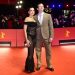 Dua Lipa con Callum Turner en la alfombra roja de ‘Rosebush Pruning’