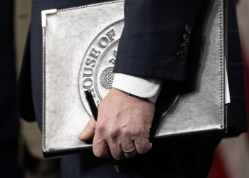 EE.UU. retira documentos de Epstein tras divulgar información de víctimas