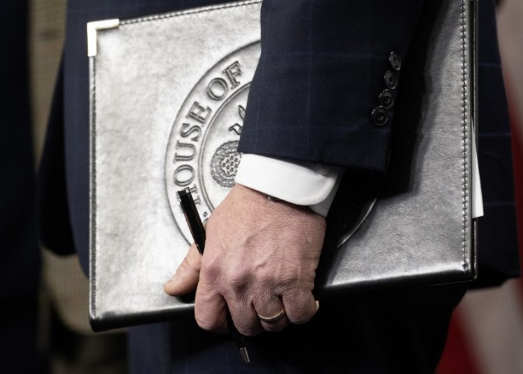 EE.UU. retira documentos de Epstein tras divulgar información de víctimas
