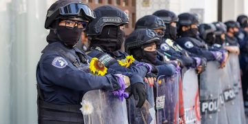 Colectivas piden que mujeres policías resguarden marcha del 8M