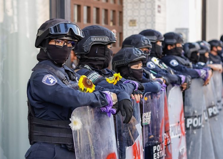 Colectivas piden que mujeres policías resguarden marcha del 8M