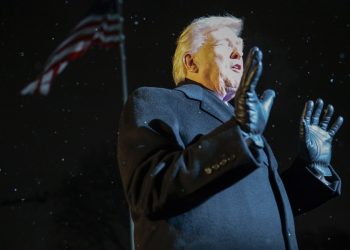 Trump castiga con arancel del 25% a países que compren a Irán