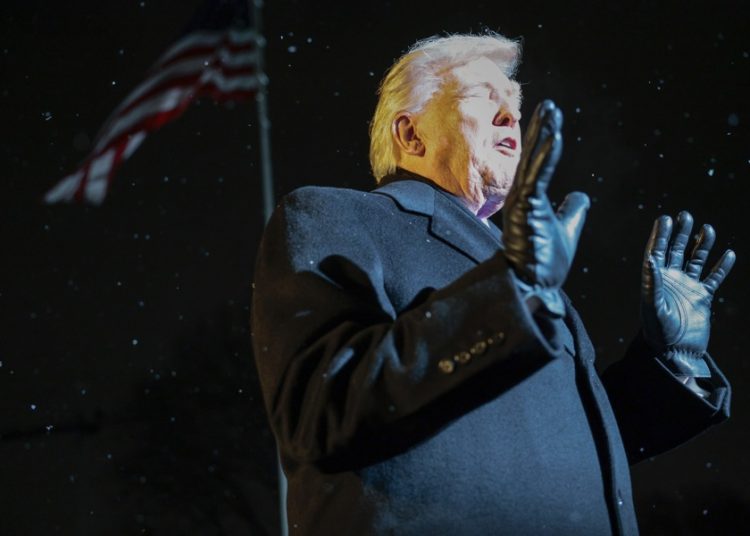 Trump castiga con arancel del 25% a países que compren a Irán