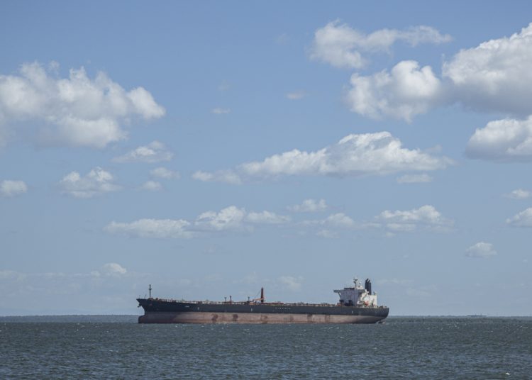 EE.UU. intercepta tercer petrolero en el Índico por violar bloqueo de crudo
