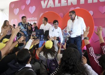 Rectora Lilia Cedillo convive con comunidad estudiantil por Día de San Valentín