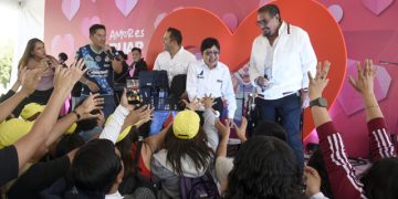 Rectora Lilia Cedillo convive con comunidad estudiantil por Día de San Valentín