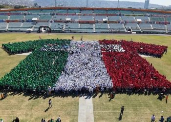 México logra récord Guinness de la playera de fútbol humana más grande del mundo