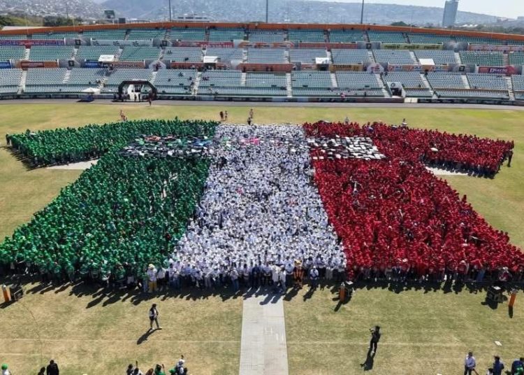 México logra récord Guinness de la playera de fútbol humana más grande del mundo