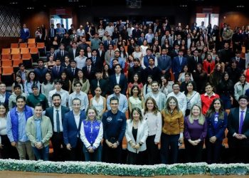 Anáhuac Puebla abre diálogo estudiantil sobre liderazgo y futuro del país
