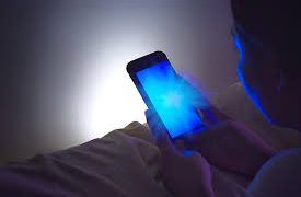 Luz azul de pantallas no impide dormir
