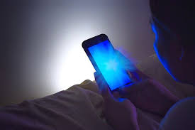 Luz azul de pantallas no impide dormir