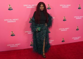 Grammy rinden homenaje a leyendas de la música