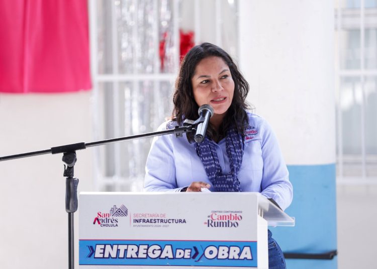 Entrega Lupita Cuautle aula de usos múltiples en San Francisco Acatepec