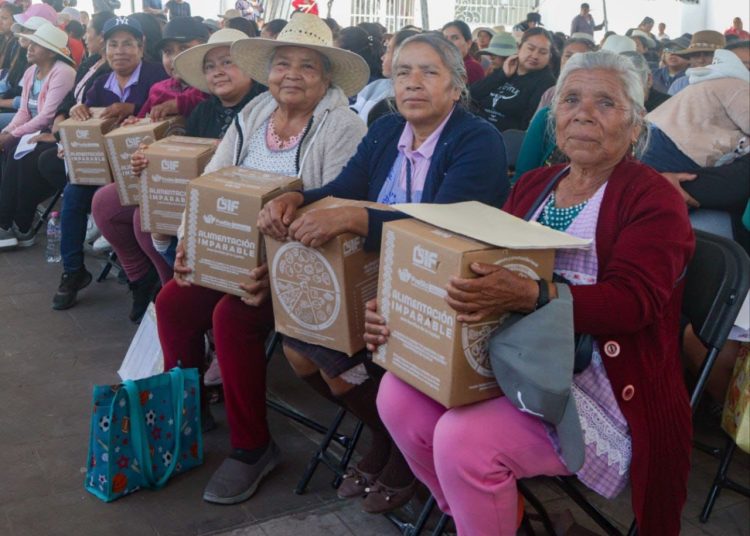 Gobierno de Pepe Chedraui entrega apoyos alimentarios a familias de Guadalupe Tecola