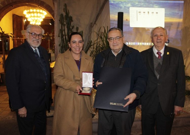 AMIESIC reconoce trayectoria académica de coordinador Anáhuac Puebla