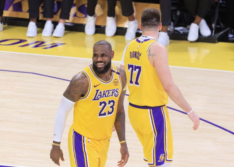 Lakers ganan el derbi y los Nuggets arrollan a los Blazers
