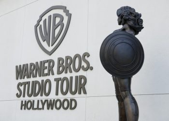 Warner abre negociaciones con Paramount, pero prioriza a Netflix